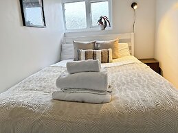 Cozy Hideaway With Hot Tub & Sauna Sleeps 7