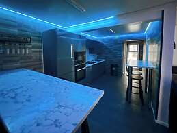 Cozy Hideaway With Hot Tub & Sauna Sleeps 7