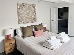 Cozy Hideaway With Hot Tub & Sauna Sleeps 7