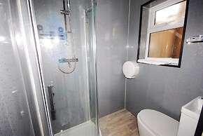 Cozy Hideaway With Hot Tub & Sauna Sleeps 7