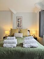 Cozy Hideaway With Hot Tub & Sauna Sleeps 7