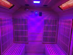 Cozy Hideaway With Hot Tub & Sauna Sleeps 7