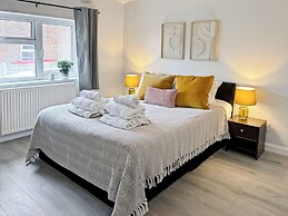 Cozy Hideaway With Hot Tub & Sauna Sleeps 7