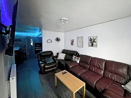 Cozy Hideaway With Hot Tub & Sauna Sleeps 7