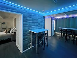 Cozy Hideaway With Hot Tub & Sauna Sleeps 7