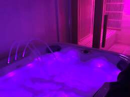 Family Holiday Home With Hot Tub & Sauna Sleeps 8