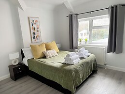 Family Holiday Home With Hot Tub & Sauna Sleeps 8