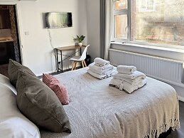 Family Holiday Home With Hot Tub & Sauna Sleeps 8