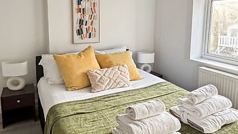 Family Holiday Home With Hot Tub & Sauna Sleeps 8