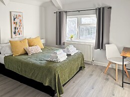 Family Holiday Home With Hot Tub & Sauna Sleeps 8