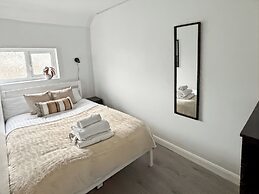 Family Holiday Home With Hot Tub & Sauna Sleeps 8