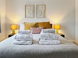 Family Holiday Home With Hot Tub & Sauna Sleeps 8