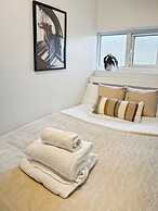 Family Holiday Home With Hot Tub & Sauna Sleeps 8