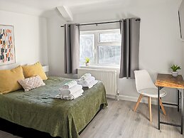 Family Holiday Home With Hot Tub & Sauna Sleeps 8