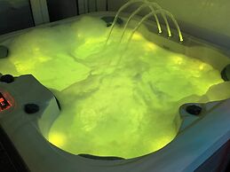 Family Holiday Home With Hot Tub & Sauna Sleeps 8