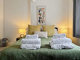 Family Holiday Home With Hot Tub & Sauna Sleeps 8