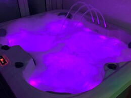 Family Holiday Home With Hot Tub & Sauna Sleeps 8