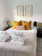 Family Holiday Home With Hot Tub & Sauna Sleeps 8