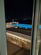 Thronos Suites