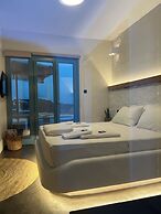 Thronos Suites