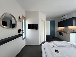 Thronos Suites