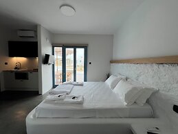 Thronos Suites
