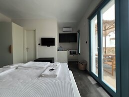 Thronos Suites