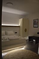 Thronos Suites