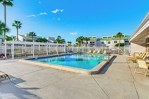 Spacious Destin Townhome: Beach Walk & Pool Access
