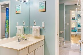 Spacious Destin Townhome: Beach Walk & Pool Access