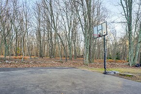 Ski, Hike & More: Spacious Log Cabin in Long Pond