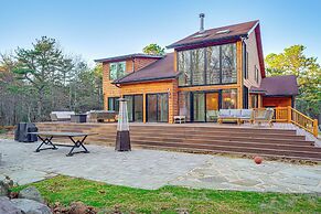 Ski, Hike & More: Spacious Log Cabin in Long Pond