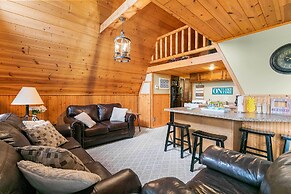 8 Mi to Dogwood Canyon: Cozy Cabin w/ Deck