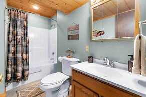 8 Mi to Dogwood Canyon: Cozy Cabin w/ Deck