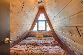 8 Mi to Dogwood Canyon: Cozy Cabin w/ Deck