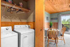 8 Mi to Dogwood Canyon: Cozy Cabin w/ Deck