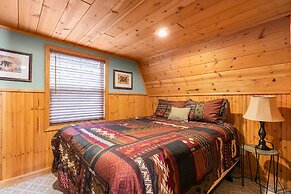 8 Mi to Dogwood Canyon: Cozy Cabin w/ Deck