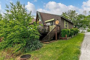 8 Mi to Dogwood Canyon: Cozy Cabin w/ Deck