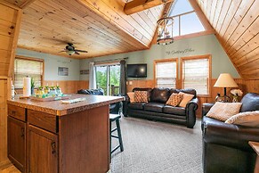 8 Mi to Dogwood Canyon: Cozy Cabin w/ Deck