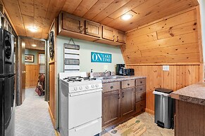 8 Mi to Dogwood Canyon: Cozy Cabin w/ Deck