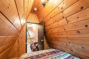 8 Mi to Dogwood Canyon: Cozy Cabin w/ Deck