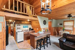 8 Mi to Dogwood Canyon: Cozy Cabin w/ Deck