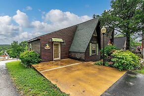 8 Mi to Dogwood Canyon: Cozy Cabin w/ Deck