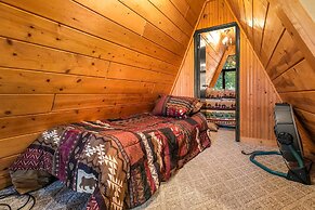 8 Mi to Dogwood Canyon: Cozy Cabin w/ Deck