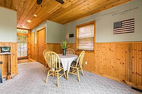 8 Mi to Dogwood Canyon: Cozy Cabin w/ Deck