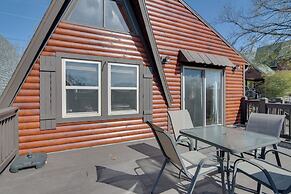 8 Mi to Dogwood Canyon: Cozy Cabin w/ Deck