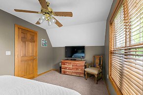 Walk to Lake: Lampe Cabin w/ Fireplace & Deck!