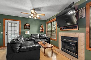 Walk to Lake: Lampe Cabin w/ Fireplace & Deck!