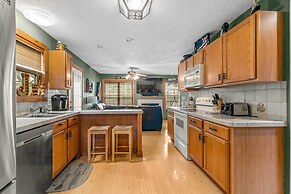 Walk to Lake: Lampe Cabin w/ Fireplace & Deck!