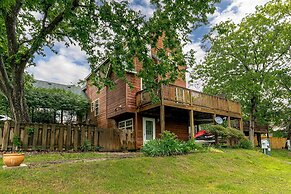 Walk to Lake: Lampe Cabin w/ Fireplace & Deck!